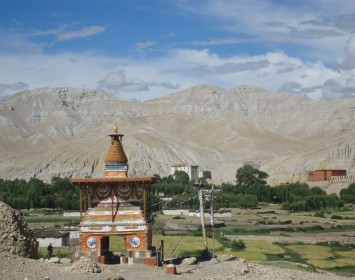 Huge Chorten near the entrance of Tsarang Village