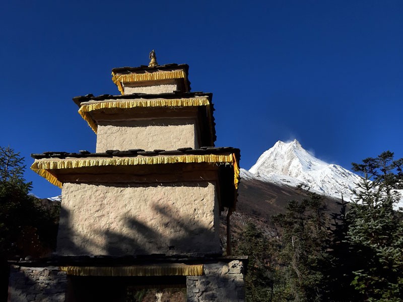 A kani gate and Manaslu (8163m) in the background